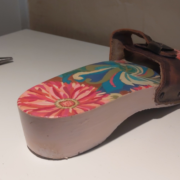 Pre-Owned Hand Painted Bronze Dr. Scholl's classic sandals - Picture 4 of 8